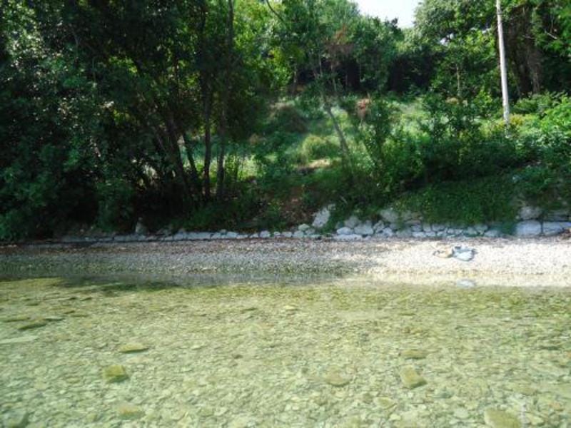 Građevinsko zemljište uz more sa šljunkovitom plažom i gustom zelenilom u Kostanici, Crna Gora.