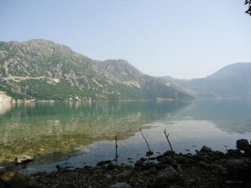 Panoramski pogled na Bokokotorski zaliv i planine sa zemljišne parcele u naselju Kostanjica, Crna Gora.