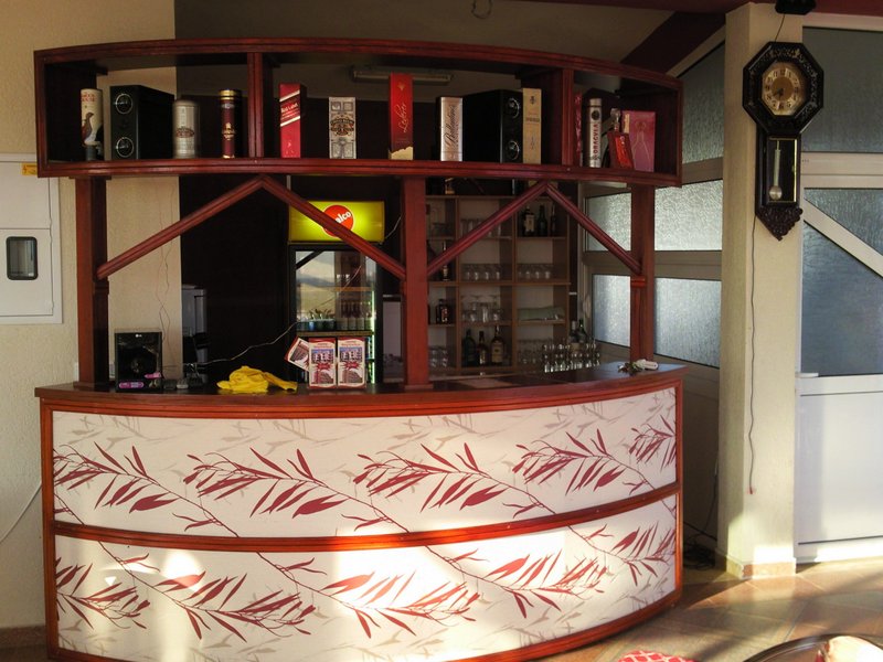 Drewniany bar z półkami na napoje we wnętrzu hotelu w mieście Bar, Czarnogóra.