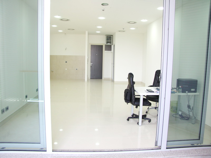 Helles Bürointerieur mit Panoramafenstern und Möbeln zur Miete in Budva, Montenegro. Moderne Gewerbefläche.