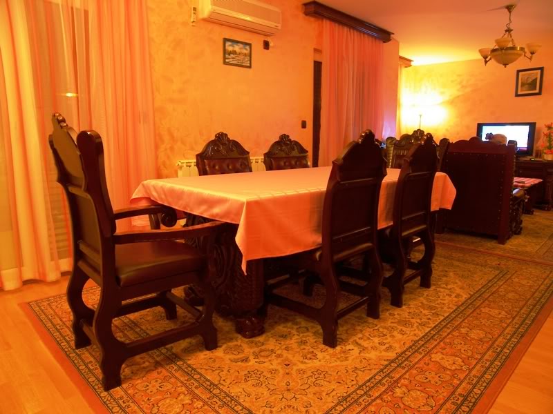 Budva, Karadağ’daki satılık evde yemek alanı ve klasik mobilyalarla oturma odası.