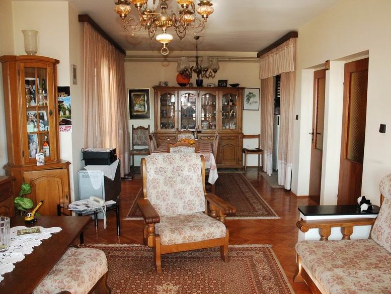 Klassisches Wohnzimmer mit Holzmöbeln und Teppichen in einem Haus zum Verkauf in Herceg Novi, Montenegro.