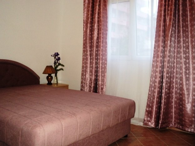 Budva, Karadağ’daki villada çift kişilik yatak ve kalın perdelerle уютная yatak odası.