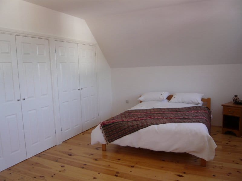 Helles Schlafzimmer mit Doppelbett und Einbauschränken in einem Haus, Stadt Nikšić, Montenegro.