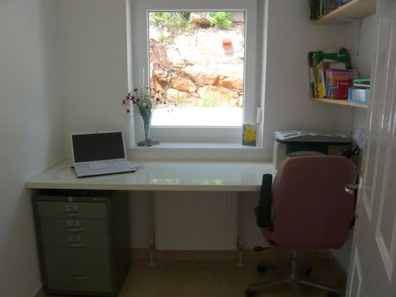 Arbeitszimmer mit Schreibtisch und Blick auf die Felsen in einem Haus in Nikšić, Montenegro.
