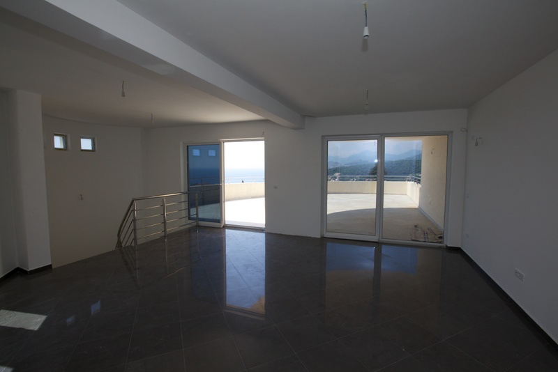 Geräumiges Wohnzimmer mit Panoramafenstern und Terrasse im Haus, Stadt Uteha, Montenegro: Meer- und Bergblick, Fliesen.
