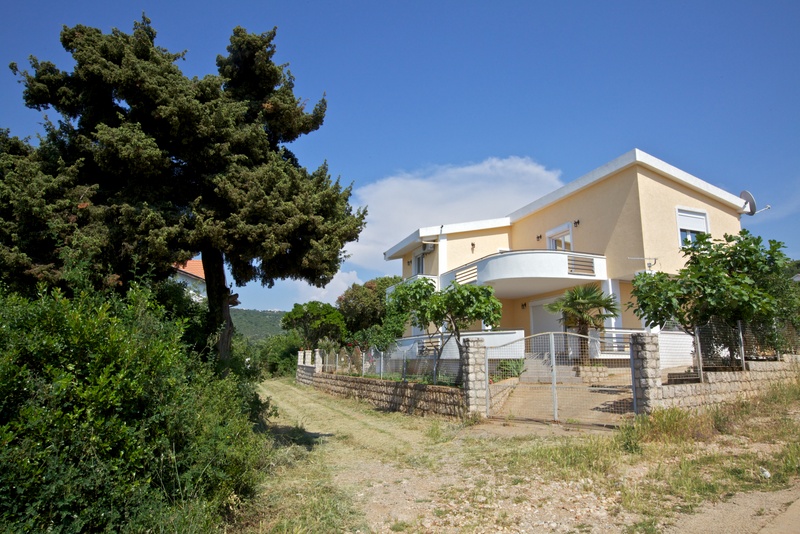 Zweistöckiges Haus mit Terrasse und Garten in Utjeha, Montenegro: Blick auf die Fassade einer privaten Villa mit eingezäuntem Grundstück.