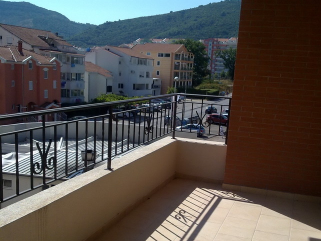 Offener Balkon mit schmiedeeinfachem Geländer und Blick auf die Berge und die Stadt Budva, Montenegro, in der Wohnung Nr. 348.