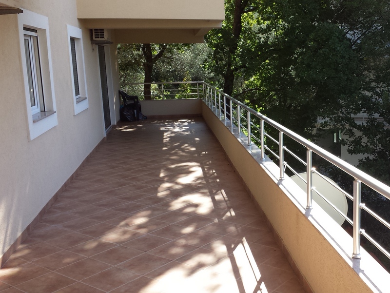 Geräumiger Balkon mit Fliesenboden und Metallgeländer in einer Wohnung, Pržno, Montenegro.