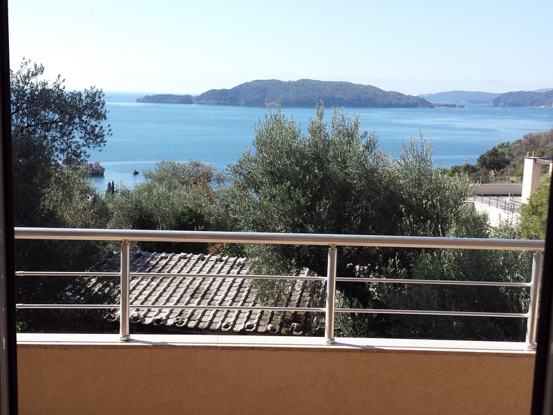 Blick vom Balkon der Wohnung in Pržno, Montenegro: Panorama der Adria, die Insel Sveti Nikola und Olivenbäume.