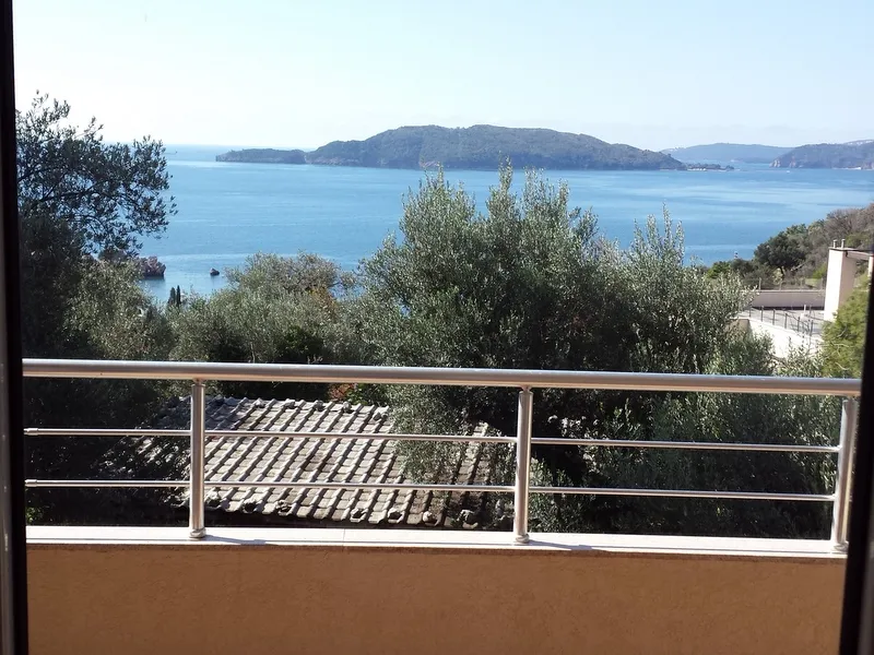 Blick vom Balkon der Wohnung in Pržno, Montenegro: Panorama der Adria, die Insel Sveti Nikola und Olivenbäume.