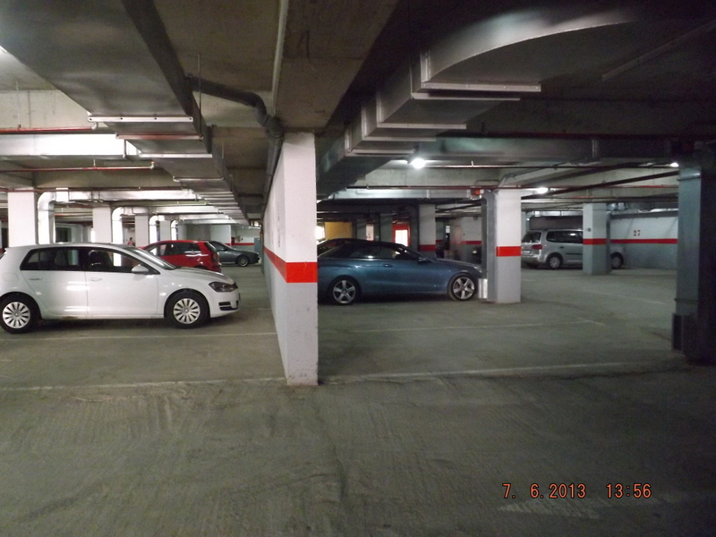 Überdachte Tiefgarage in einer Wohnanlage in Pržno, Montenegro: Betonstützen, Belüftung und Parkplätze.