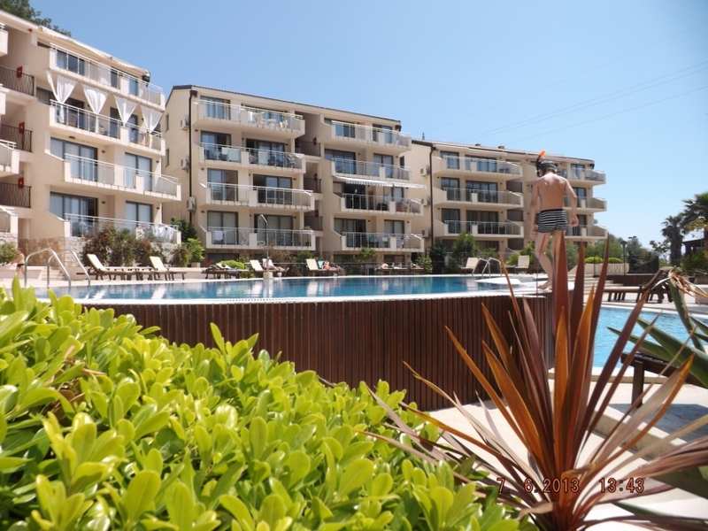 Offener Pool an der Wohnanlage in Pržno, Montenegro: moderne Apartments mit Balkonen und Liegestühlen zum Entspannen.