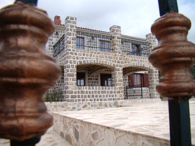 Karadağ’ın Petrovac şehrinde teraslı ve ferforje korkuluklu iki katlı doğal taş ev.