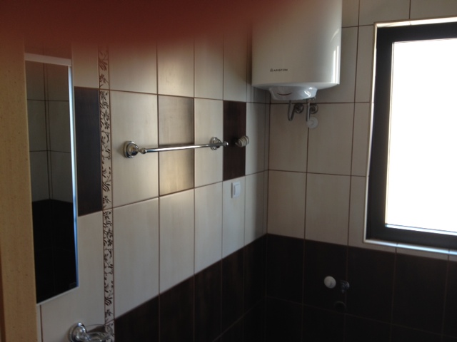 Budva, Karadağ’daki dairede Ariston бойлерli ve fayans kaplamalı banyo.
