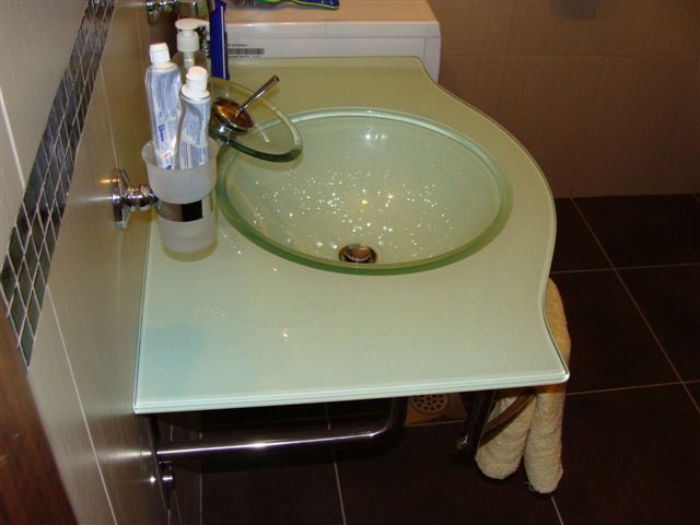 Budva, Karadağ’daki bir dairenin modern banyosunda cam lavabo: şık kaplama ve sıhhi tesisat.