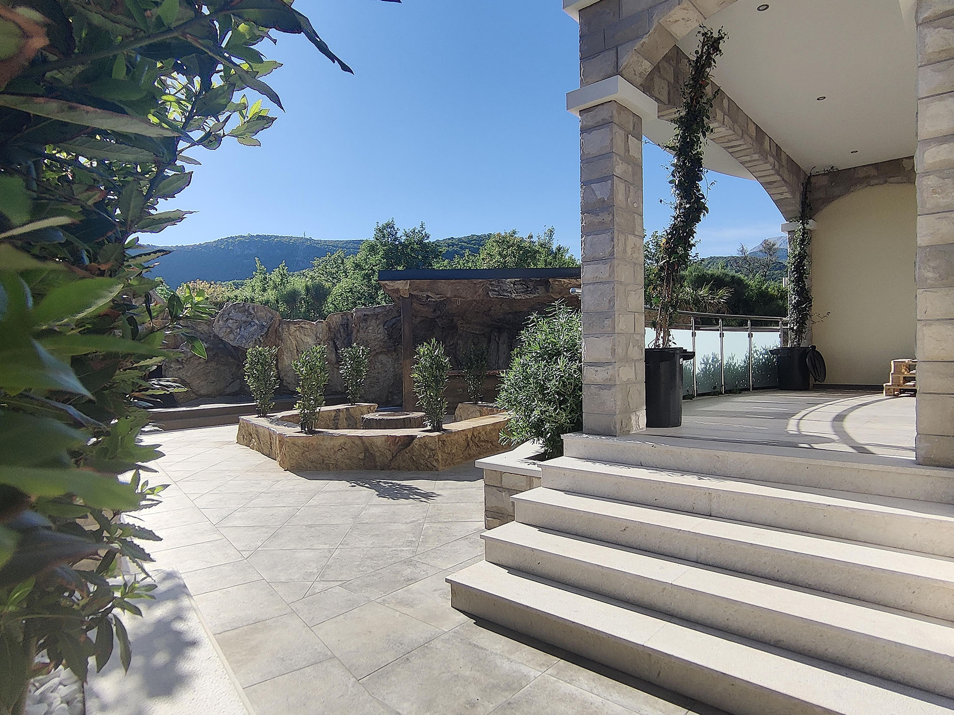 MonteDreams kompleksinde taş kaplamalı teras ve dinlenme alanı, Bečići, Budva Rivierası, Karadağ.