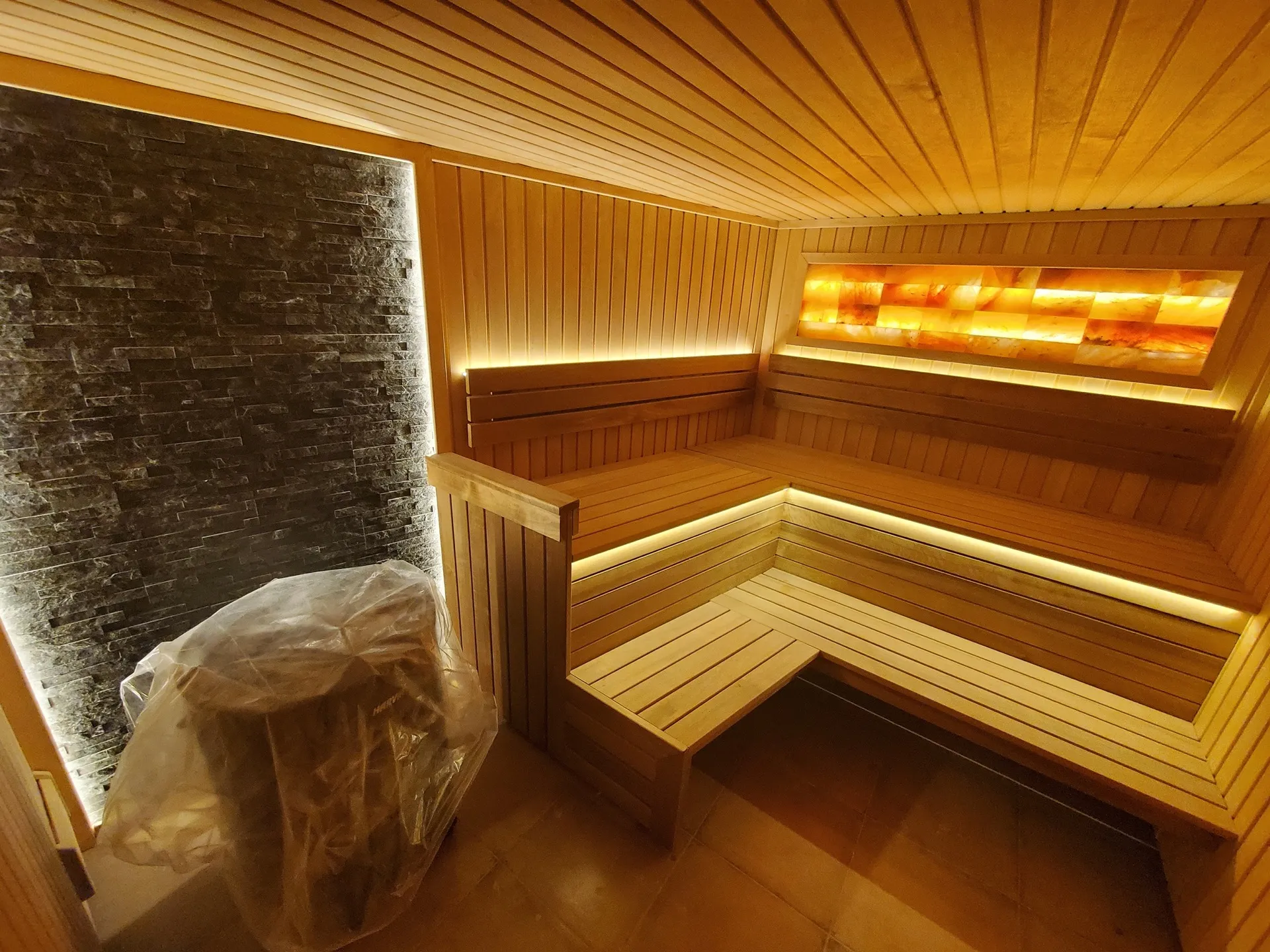 Innenausstattung einer Holzsauna mit beleuchteten Bänken