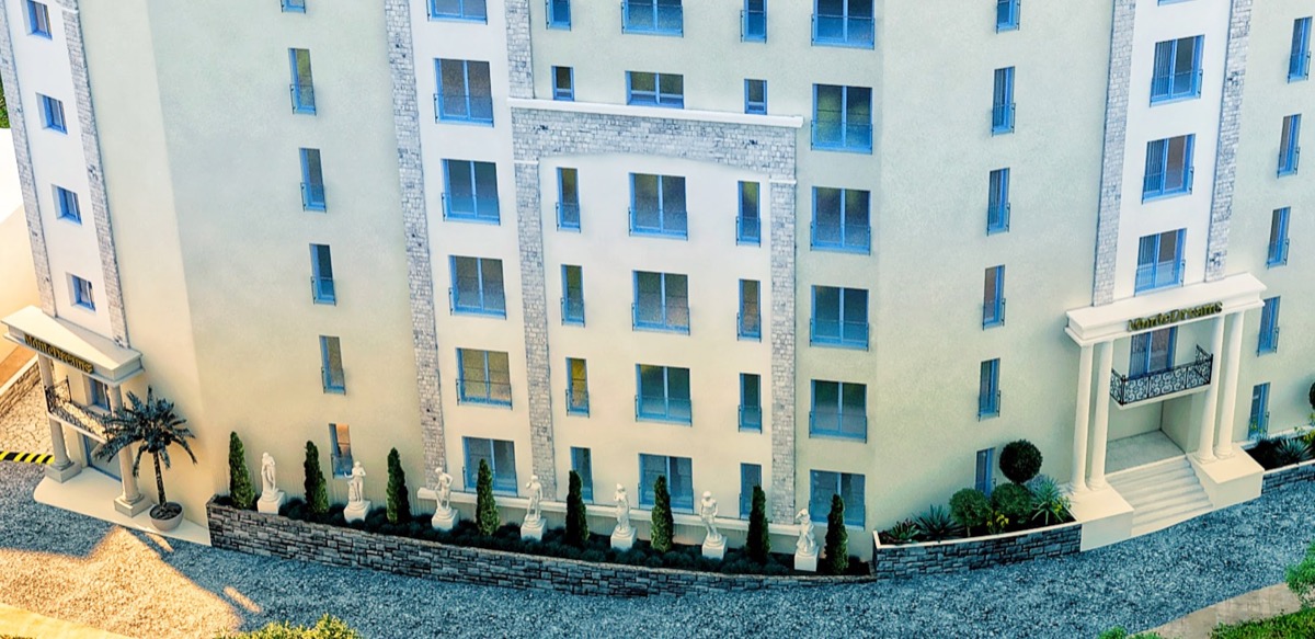 Karadağ, Budva Rivierası, Bečići’deki MonteDreams konut kompleksinin maketi: taş kaplamalı ve heykelli cephe.