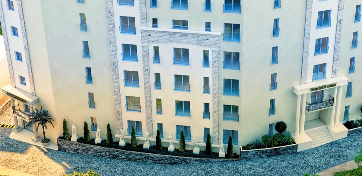 Architekturmodell eines Gebäudes mit Balkonen, Säulen und Landschaftsbau.