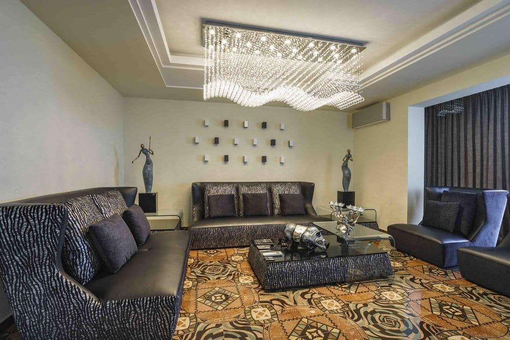 Luksowy salon z designerskimi meblami i kryształowym żyrandolem w willi w Sutomore, Czarnogóra.