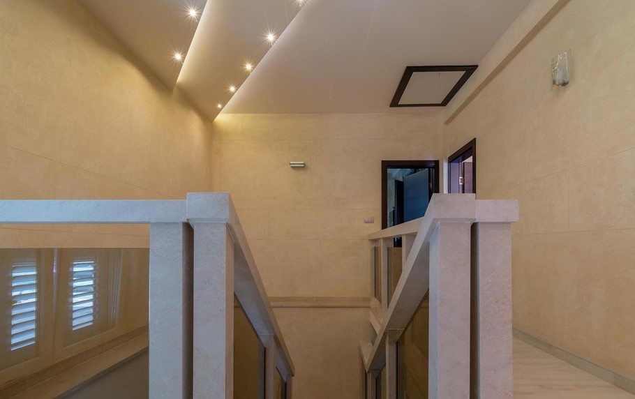 Moderne Treppe mit steinernen Geländern und Punktbeleuchtung im Innenraum einer Villa in Tivat, Montenegro.
