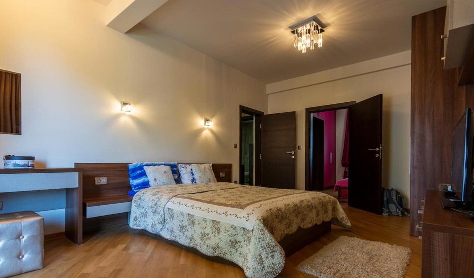 Gemütliches Schlafzimmer mit Doppelbett und modernen Möbeln in einer Villa in Tivat, Montenegro.