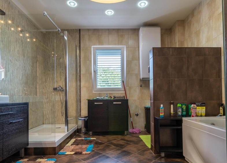 Modernes Badezimmer mit Duschkabine und Badewanne in einer Villa in Tivat, Montenegro, mit hochwertiger Fliesenverarbeitung.