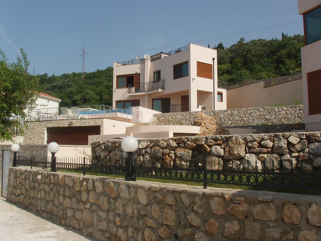 Moderne Villa mit Pool und Steinverkleidung in Šušanj, Bar-Riviera, Montenegro. Außenansicht des Hauses.