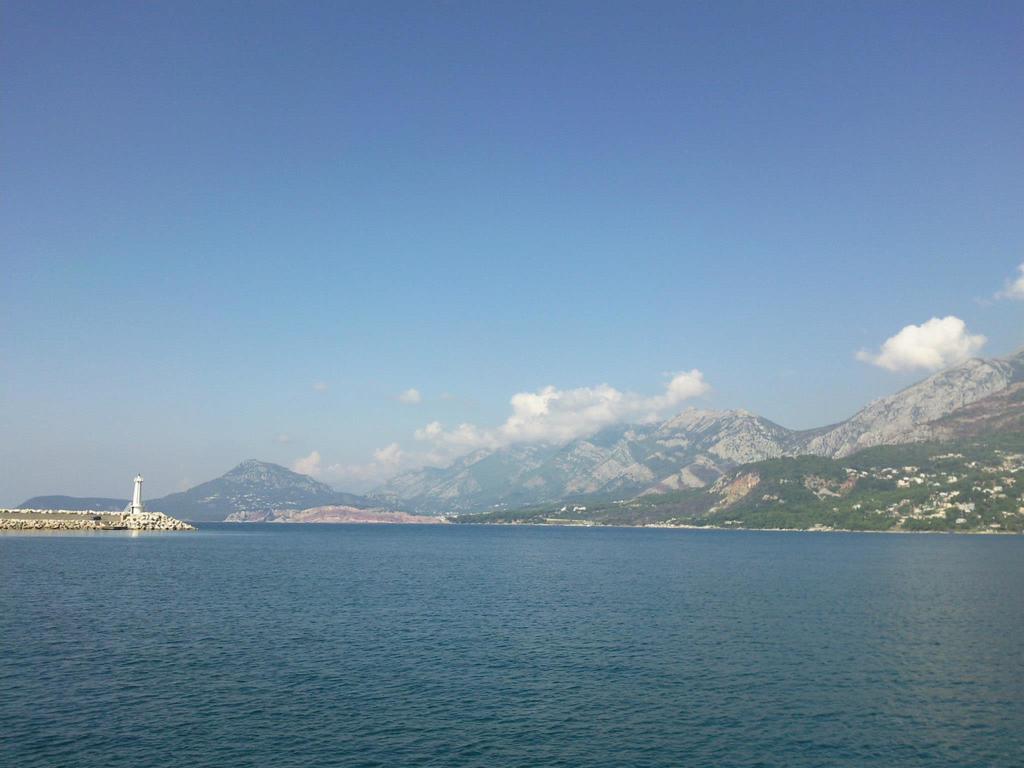 Panoramablick auf das Meer, die Berge und den Leuchtturm in Šušanj, Bar Riviera, Montenegro. Malerische Meereslandschaft.