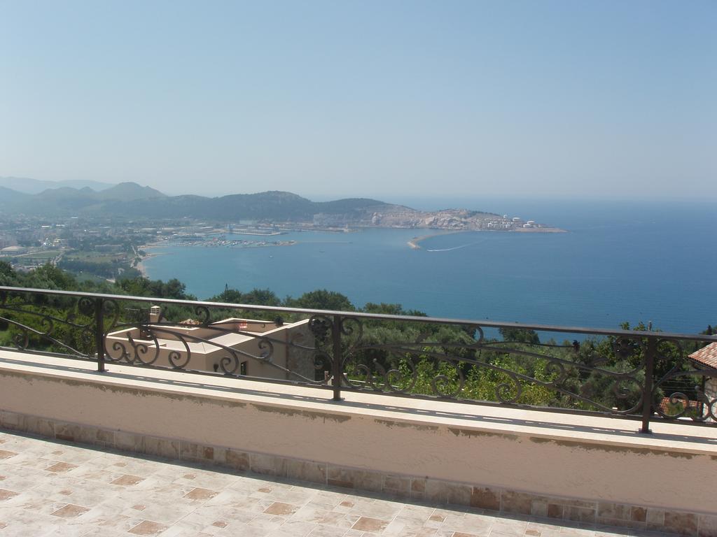 Panoramablick auf das Meer und die Bucht von der Terrasse des Hauses in Šušanj, Bar-Riviera, Montenegro, mit schmiedeeinfachem Geländer.