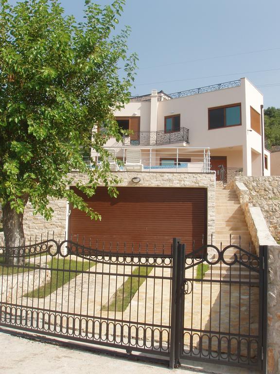 Zweigeschossige Villa in Šušanj, Bar Riviera, Montenegro: Haus mit Garage, Terrasse und schmiedeeisernem Zaun.