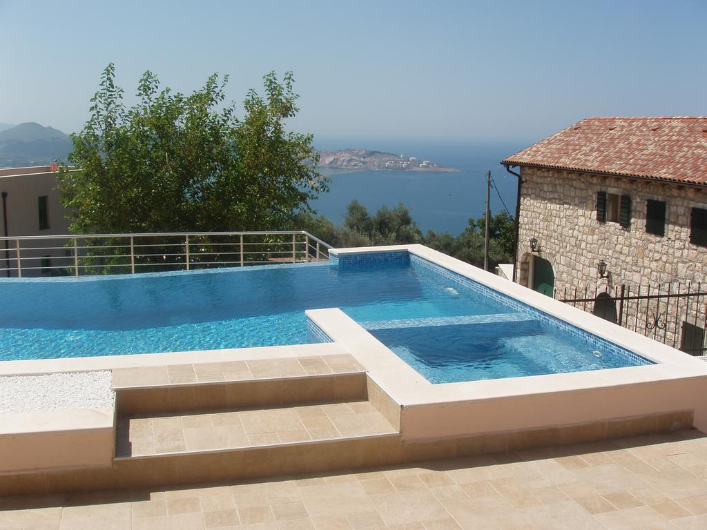 Offener Pool mit Meerblick im Haus in Šušanj, Bar Riviera, Montenegro: Terrasse mit Fliesen und Panoramablick.