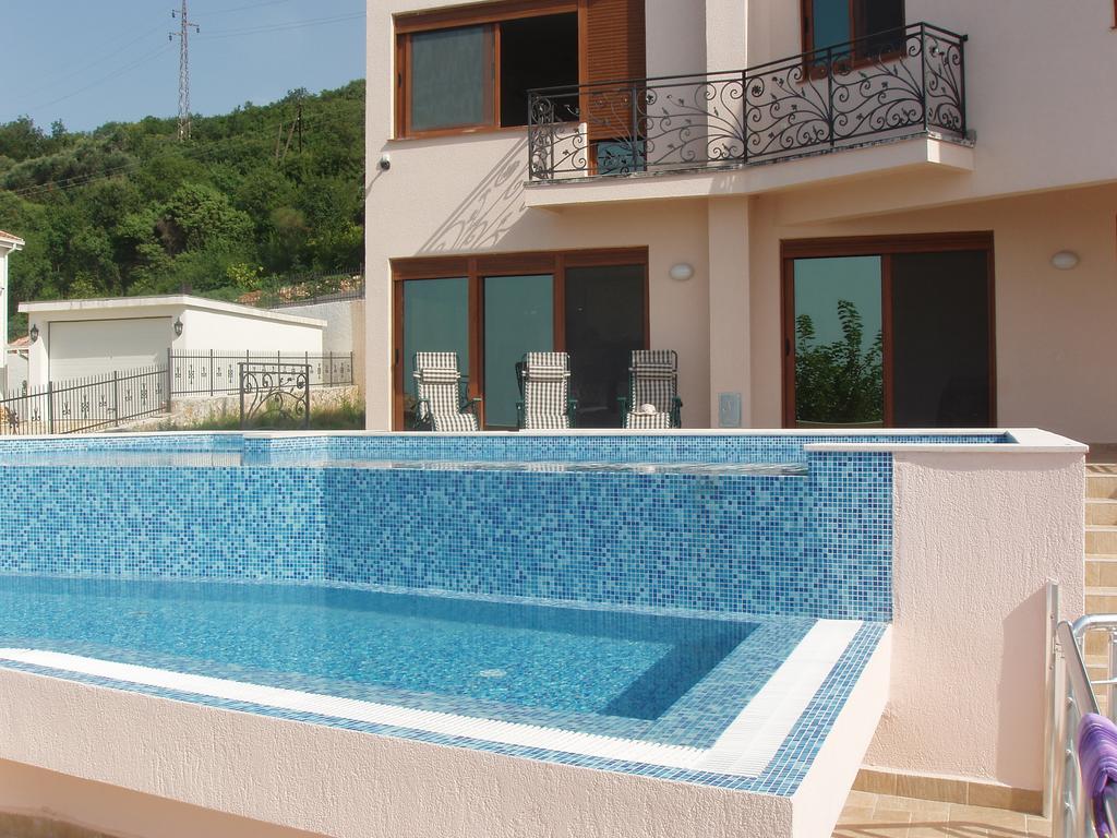 Privathaus mit einem mit blauer Mosaikfliesen ausgekleideten Pool und Terrasse in Šušanj, Bar Riviera, Montenegro.