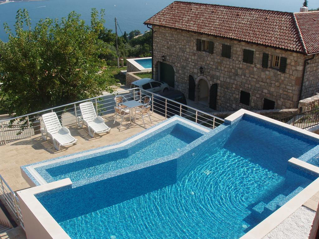Pool mit Meerblick bei der Steinvilla in Šušanj, Bar Riviera, Montenegro: Terrasse mit Liegestühlen und Ruhebereich.
