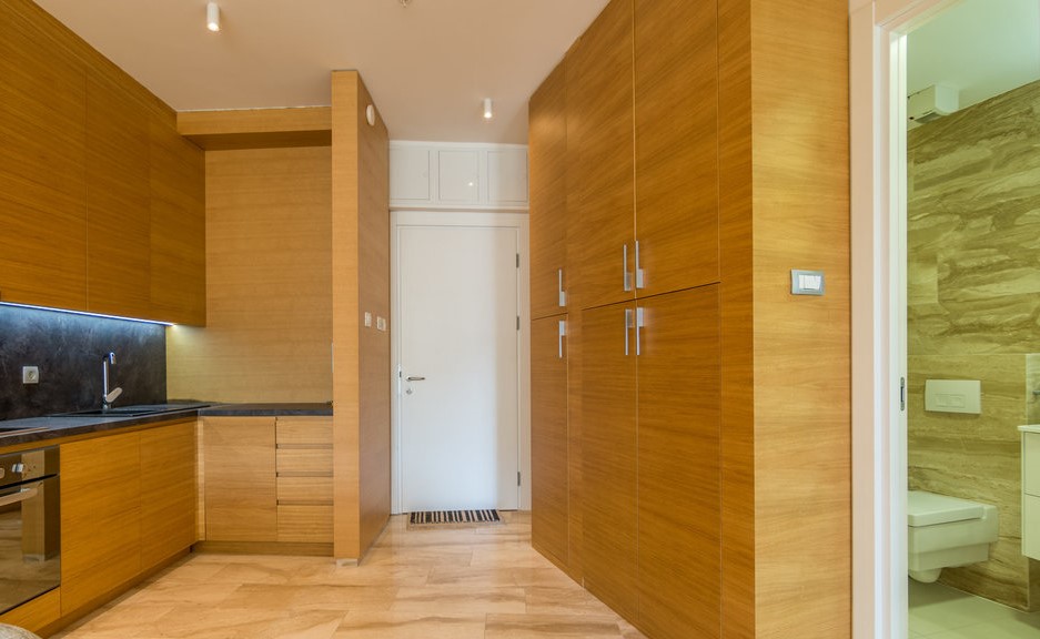 Ahşap kapaklı ve gömme dolaplı modern mutfak, dairede, Budva, Karadağ.
