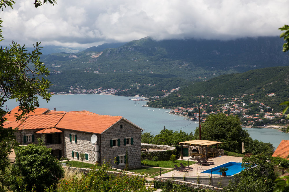 Steinvilla mit Pool und Panoramablick auf die Bucht von Kotor, Luštica, Montenegro.