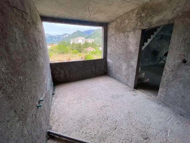 Balkon u kući u izgradnji u Šušnju, Crna Gora: betonska završna obrada, pogled na planine i grad, slobodan raspored.