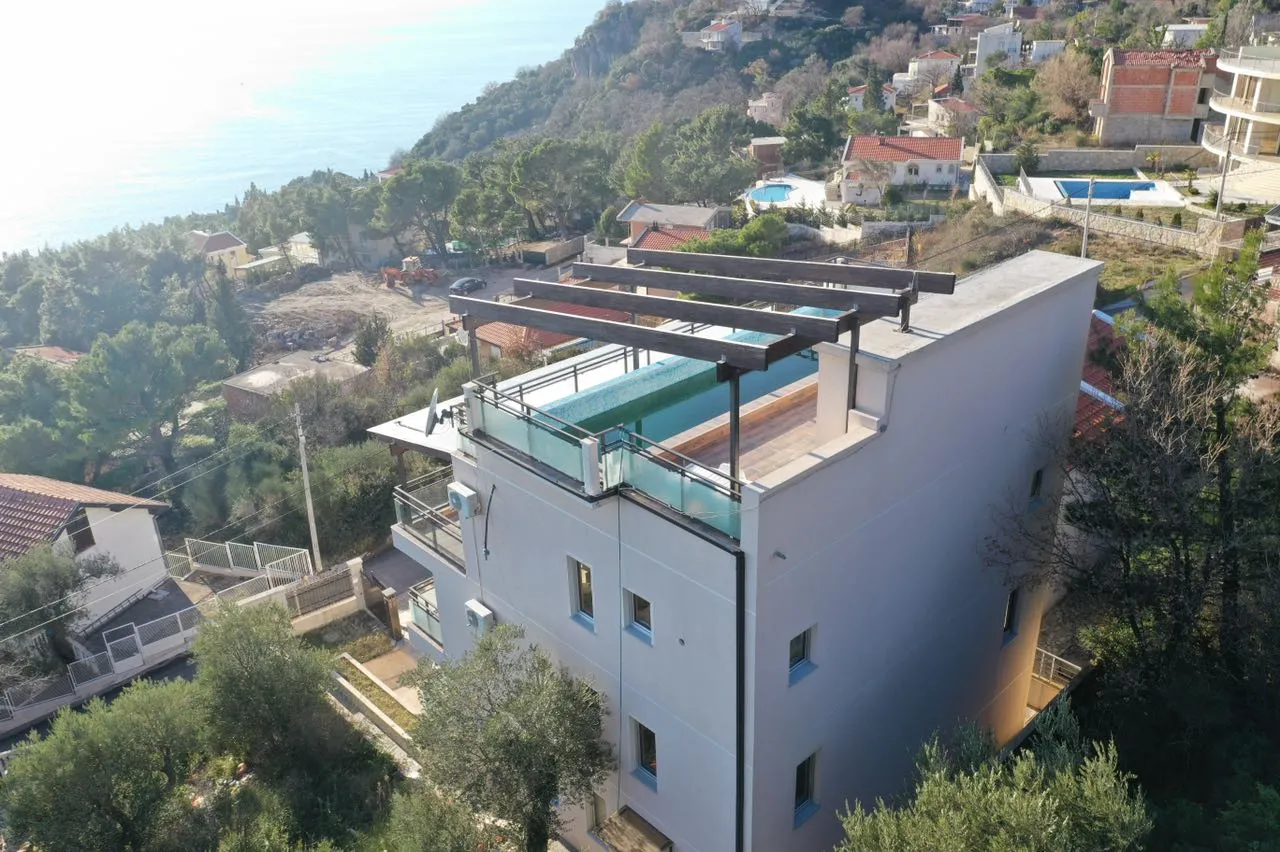 Savremena kuća u Šušnju, Crna Gora, sa otvorenim bazenom na krovu i panoramskim pogledom na more i planine.