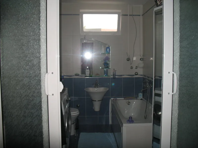 Ein Badezimmer mit einer weißen Badewanne, einem Waschbecken und einer Toilette.