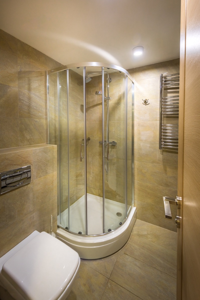 Badezimmer mit Duschkabine und beigen Fliesen in einer Villa in Krašići, Montenegro. Moderne Sanitärausstattung.
