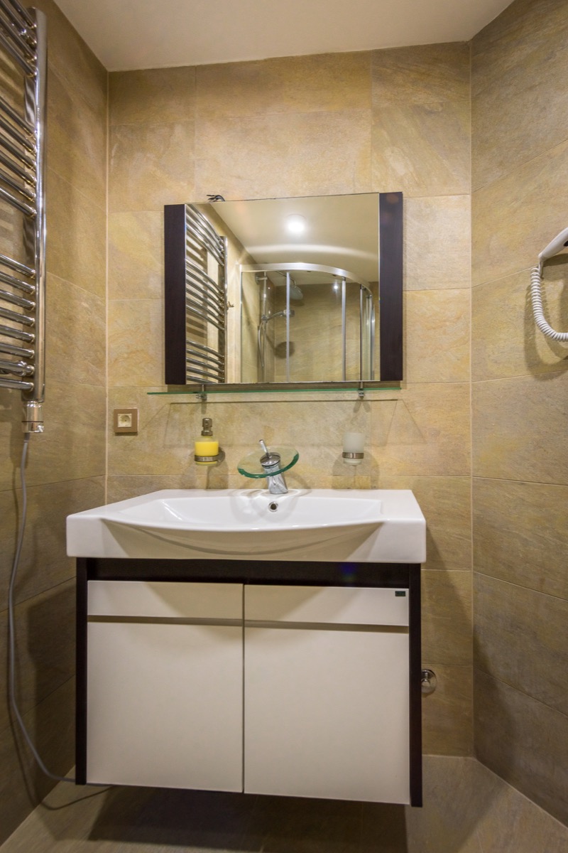 Badezimmer in einer Villa in Krašići, Montenegro: moderner Waschtisch mit Waschbecken, Spiegel und Duschkabine.