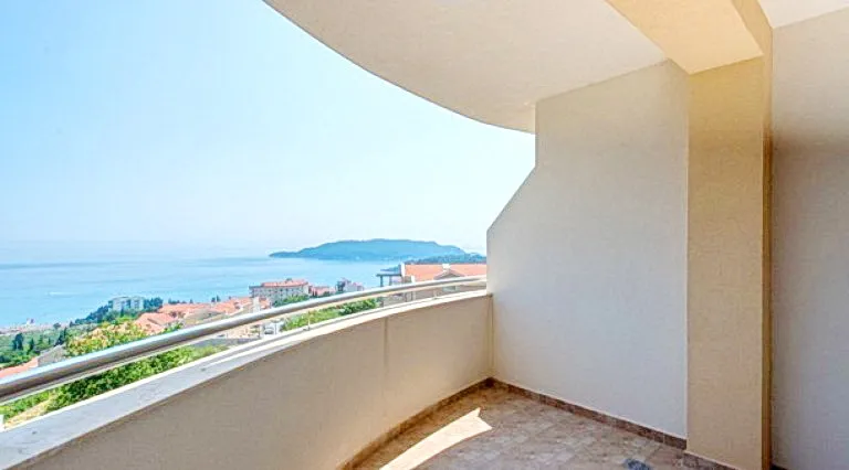 Balcon avec vue panoramique sur la mer et la côte