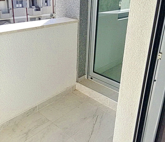 Budva, Karadağ’daki konut kompleksinde panoramik camlı aydınlık balkon: modern kaplama ve fayans.
