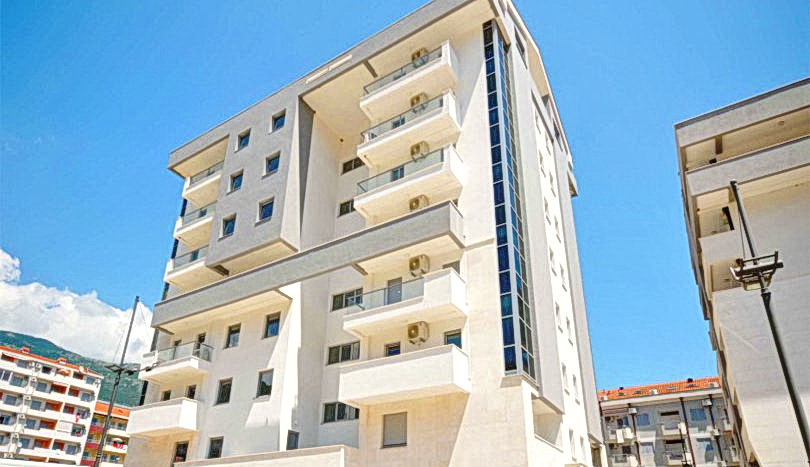 Karadağ, Budva’da balkonlu modern çok katlı konut kompleksi: binanın dış cephesinin görünümü.