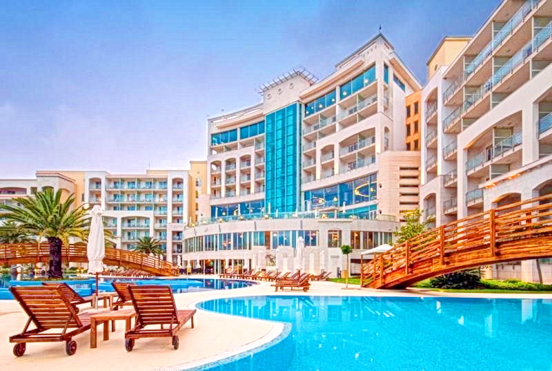 Becici, Karadağ’da havuz, şezlonglar ve ahşap köprülerle modern konut kompleksi.