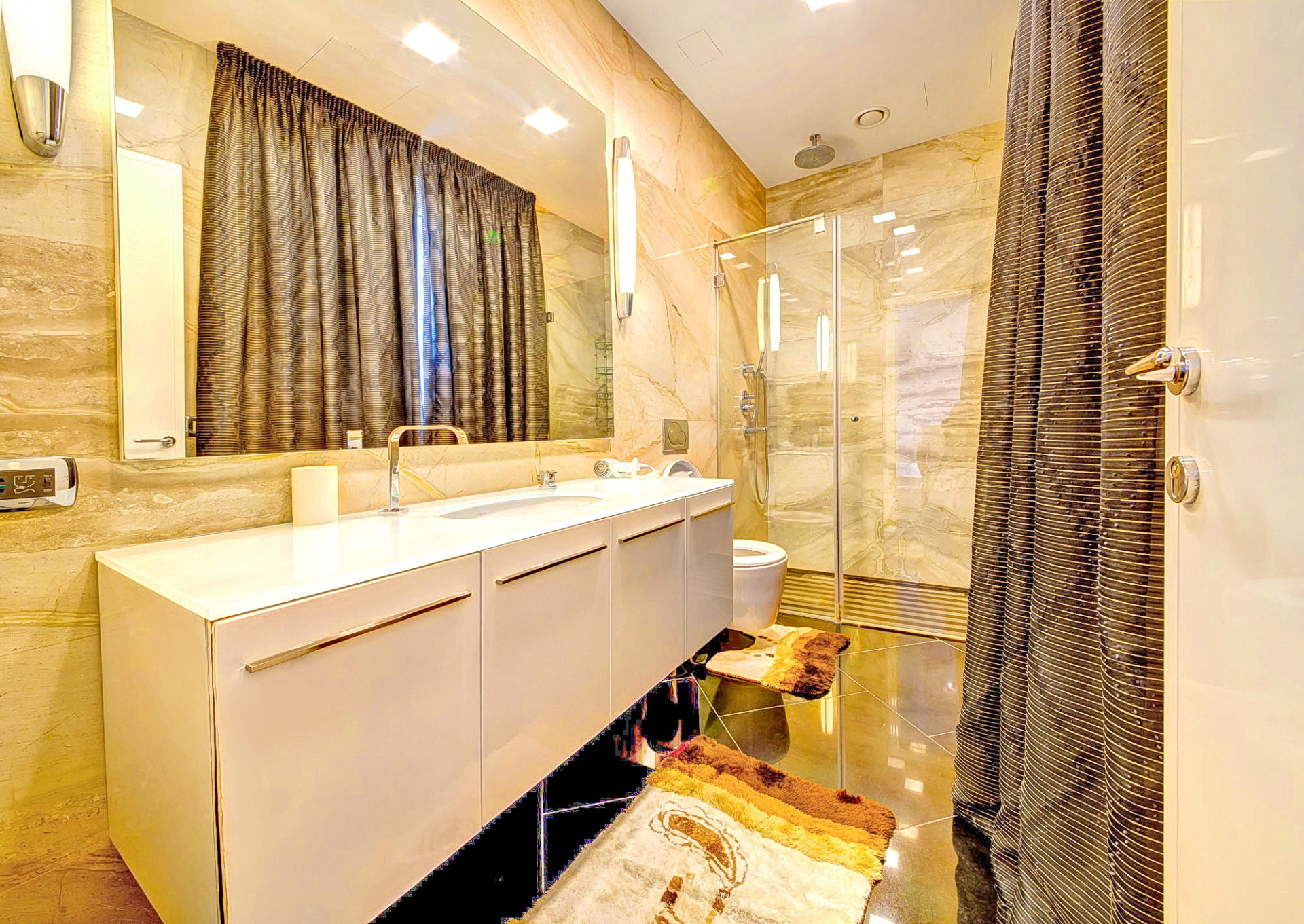 Bej mermer kaplamalı ve duş kabinli modern banyo, dairede, Bečići, Karadağ.
