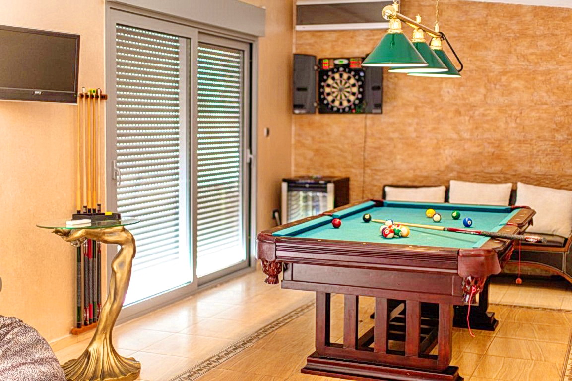 Spielzimmer mit Billardtisch und Darts auf einer Villa in Budva, Montenegro: stilvolles Interieur mit Ruhebereich.