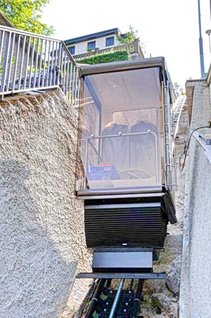 Karadağ, Morinj’deki konut kompleksine çıkış için kişisel füniküler, taş duvarlar ve teraslar fonunda.