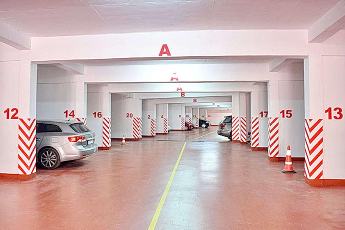 Karadağ, Morinj’deki konut kompleksinde numaralandırılmış park yerlerine sahip kapalı yer altı otoparkı.